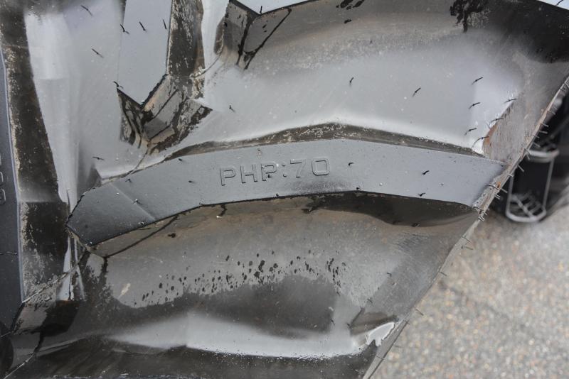 Les crampons des pneus PHP présentent deux angles étudiés en vue d’améliorer les performances de traction.