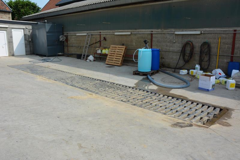 Dans la cour de la ferme, Yves Henry a installé une aire de lavage avec récupérateur d’hydrocarbures afin d’éviter tout risque  de pollution de l’environnement.