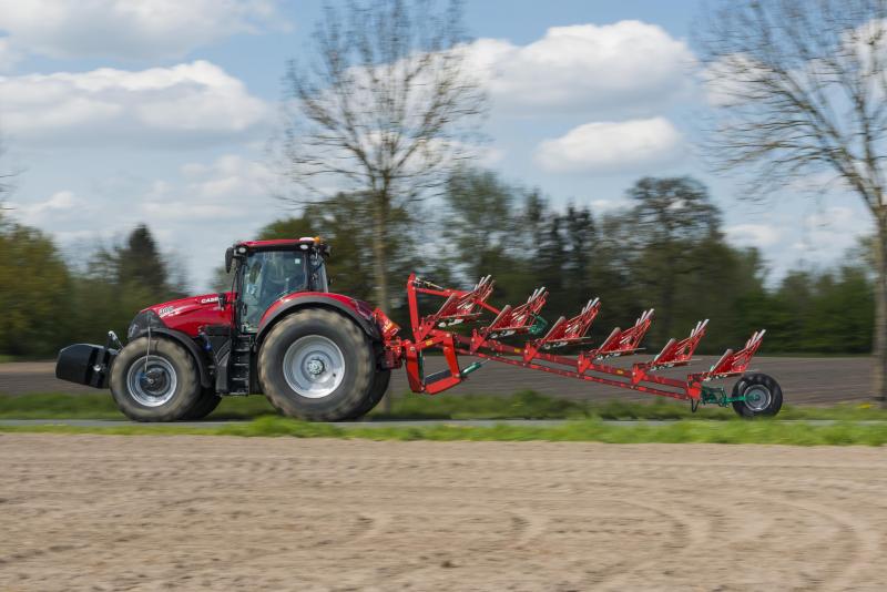 Avec sa tête d’attelage qui pivote lors du transport, la charrue portée Kverneland 2500 i-Plough se comporte comme une remorque qui suit le tracteur dans les virages.