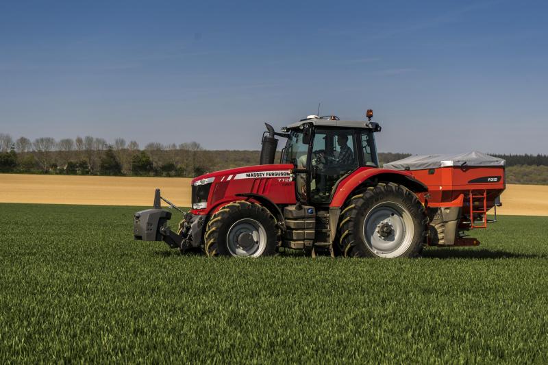 Avec le Massey Ferguson Dynamic Top-Link Control, l’outil porté conserve toujours sa position par rapport au sol.