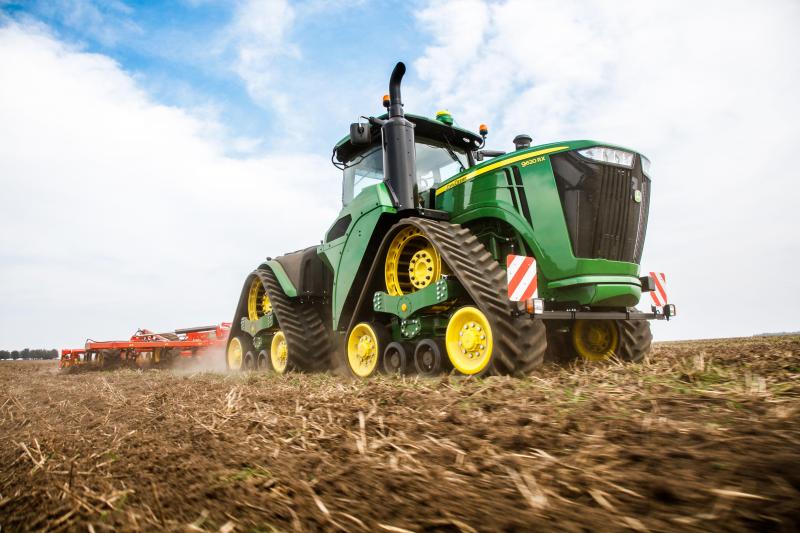 La série 9RX de John Deere : quatre chenilles pour une moindre compaction des sols.