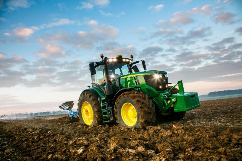 Avec le 6250R, John Deere propose un tracteur de 250
ch dans la série 6R.