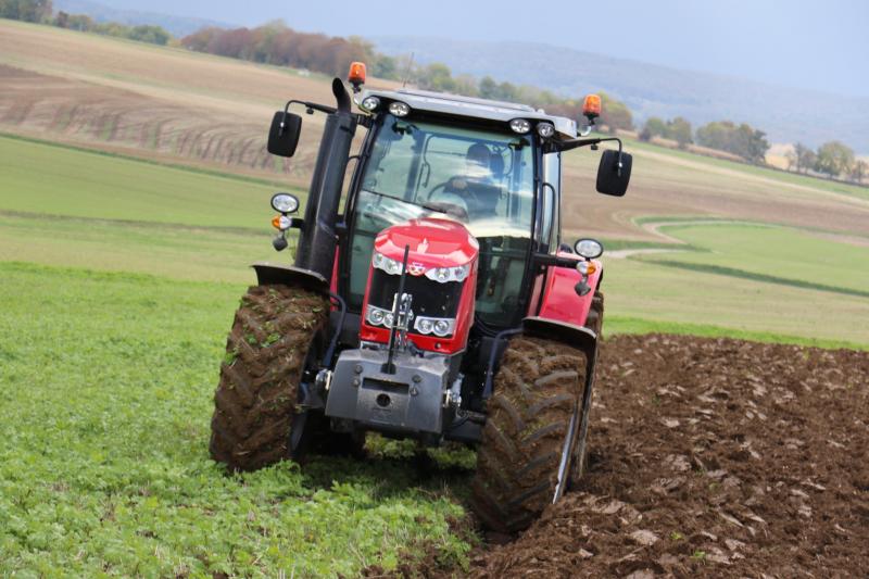 Le MF 6718 S est le premier tracteur 
4
cylindres 
de 200
ch 
au monde.