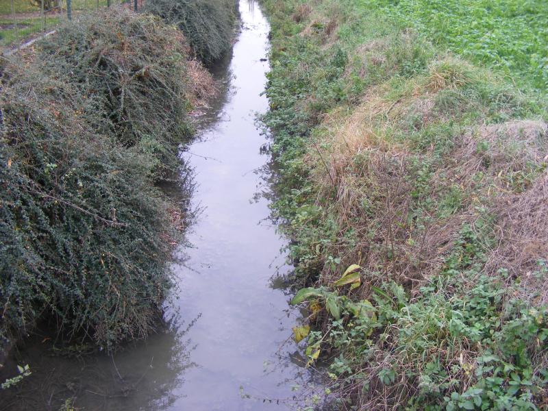 La capture d'eau de surface  ou de forage  est soumise  à demande  d'autorisation  via la commune.