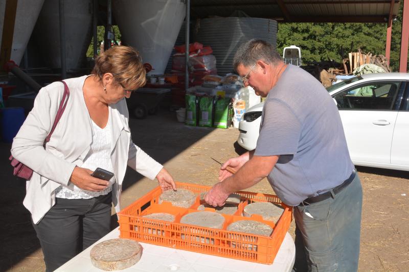 «Nous vendons une frange très marginale de la production à une clientèle de passage sous la forme de fromages dits « en blanc » non affinés, soit sortis du moule, après 1 semaine de  maturation», explique Eric Constantin.