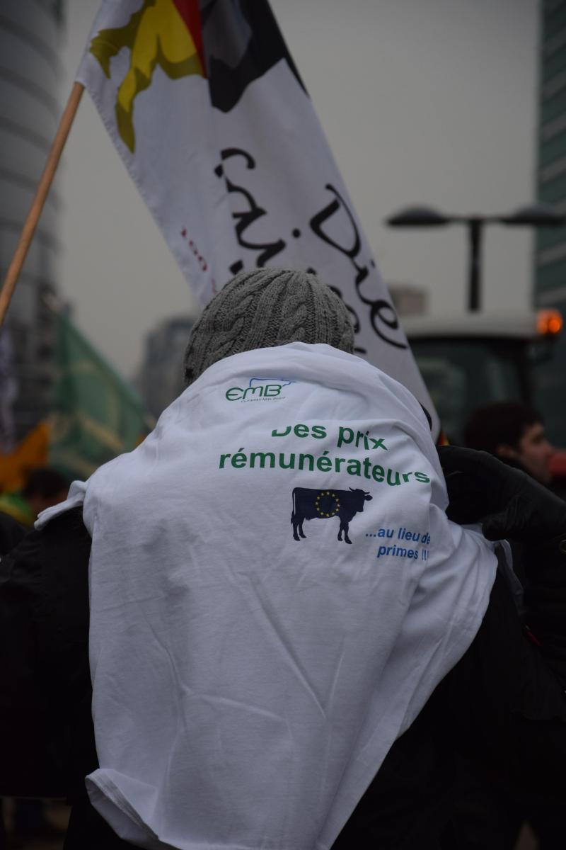 Les 32 centimes payés actuellement par litre de lait permettent à peine de couvrir les coûts de  production. Les prix doivent dès lors augmenter pour permettre une rémunération de l’éleveur. La vente des stocks de poudre de la Commission irait donc  à contre-courant.