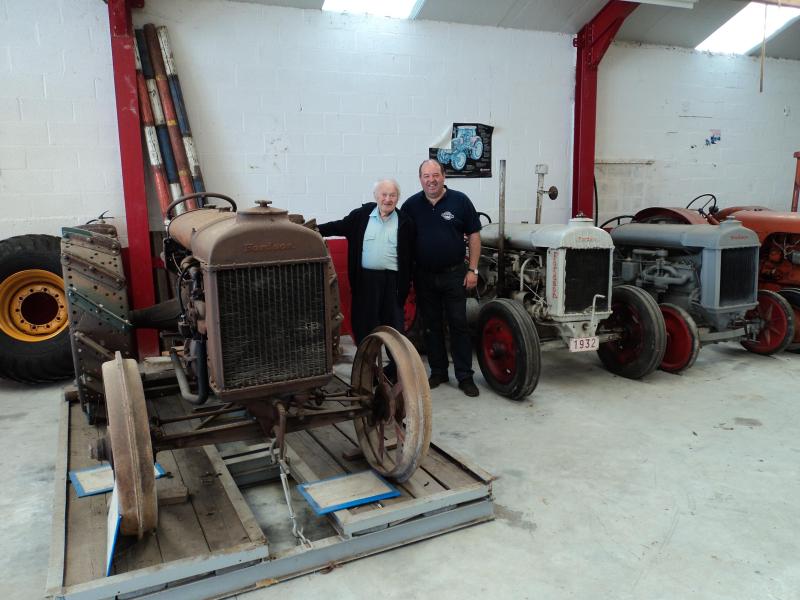 André et Pierre Doneux au milieu d’un rare alignement de trois Fordson d’avant-guerre.