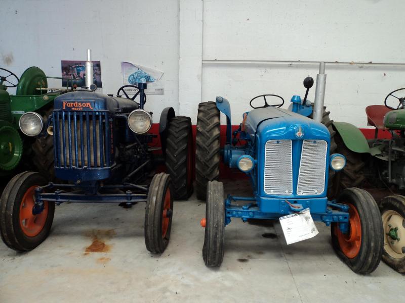 Le Fordson E27N Major, aux côtés d’un Fordson Power Major.