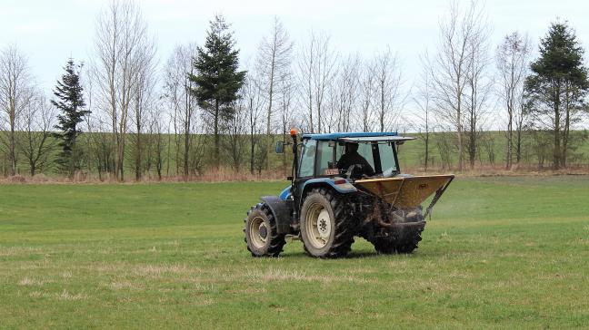 Les dates d’épandage des engrais azotés doivent être avancées d’une dizaine de jours par rapport aux dates préconisées pour des engrais à base de nitrate d’ammoniaque.