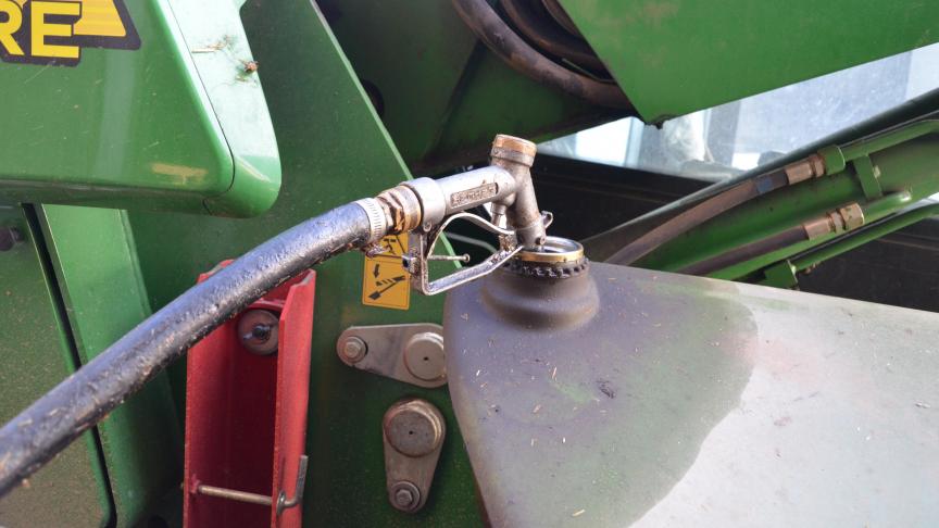 Interdiction formelle de fumer lorsque l’on fait le plein du tracteur au vu 
des vapeurs hautement inflammables dégagées par le carburant
!