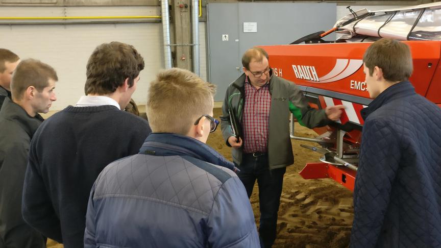 Le public a pu emmagasiner une foule d’informations lors de la présentation des épandeurs d’engrais dans le hall de démonstration du PCLT.