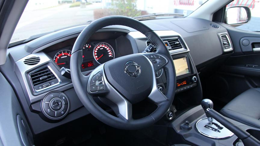 À bord, la planche de bord présente globalement bien et profite de matériaux assez qualitatifs pour l’univers des pick-up.