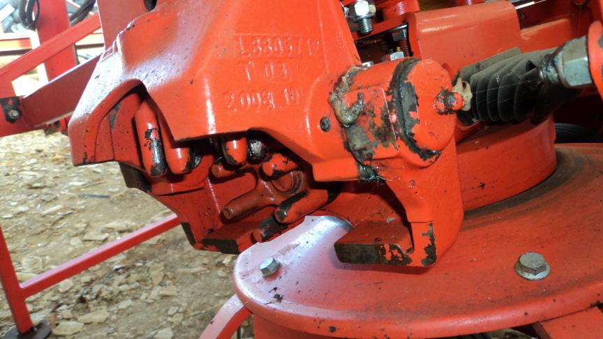 Sur une faneuse, il ne faut pas oublier de graisser les articulations. Un petit coup d'oeil au dispositif de transmission par doigts pour vérifier l'état de ceux-ci est également bienvenu.