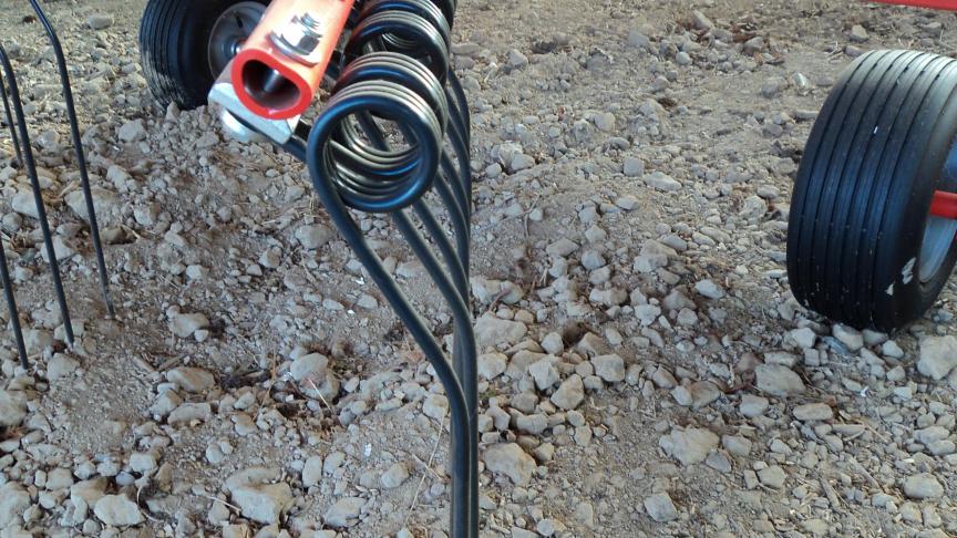 Sur un andaineur, l'état et la fixation des peignes sont à contrôler, de même que le jeu des bras.