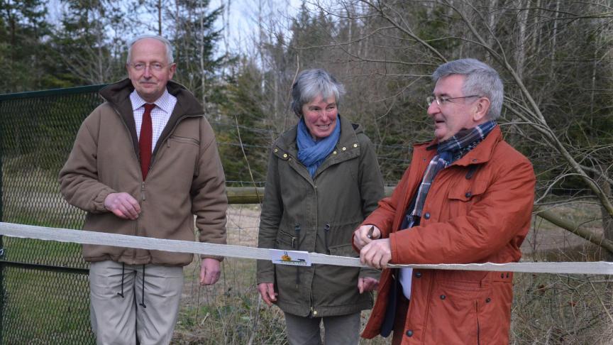 De gauche à droite: M. d’Otreppe de Bouvette et son épouse, propriétaires du Pré aux Tambales, et le ministre wallon de l’Agriculture, René Collin.