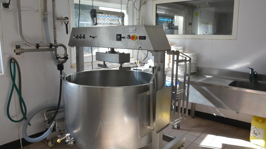 Vie partielle de la fromagerie, dans laquelle on retrouve la cuve, la mouleuse, le pressoir, les grilles pour couper le caillé.