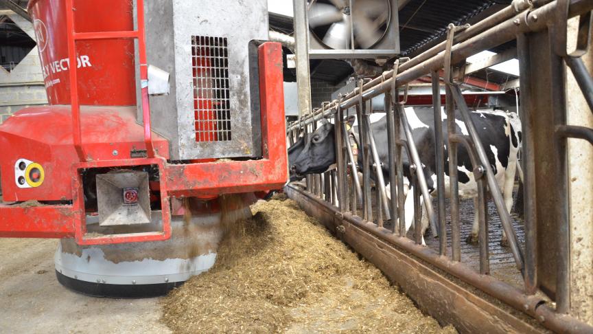 Le Vector repousse, approvisionne et contrôle le niveau des fourrages.