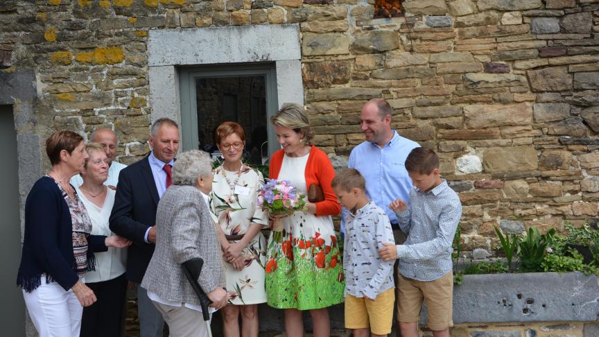 Sa majesté la Reine Mathilde, au centre de l’image, a fait une longue halte, dans la matinée du 13 juin auprès de la famille de Yves et Caroline Herbiet-Jaspart, au siède leur exploitation, la ferme de Coux à Maillen.