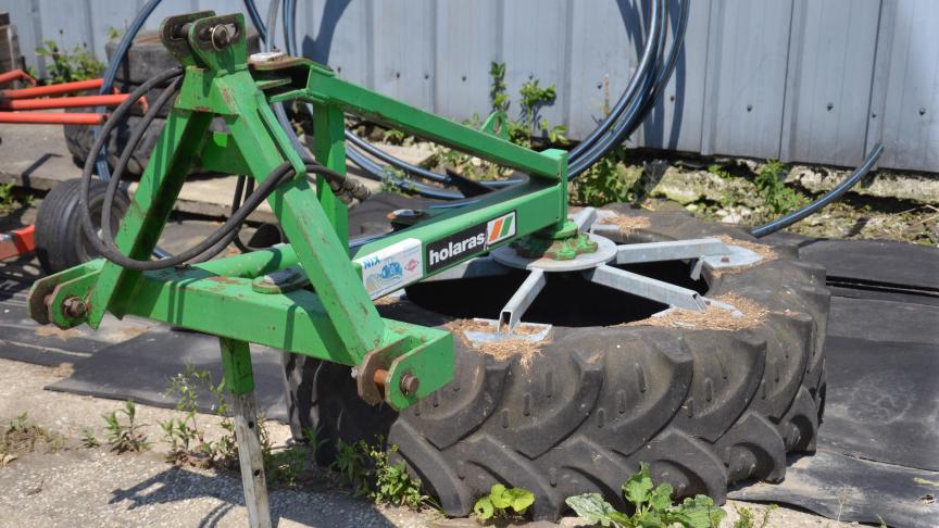 Pour repousser son fourrage, Vincent utilise une roue  fourragère.