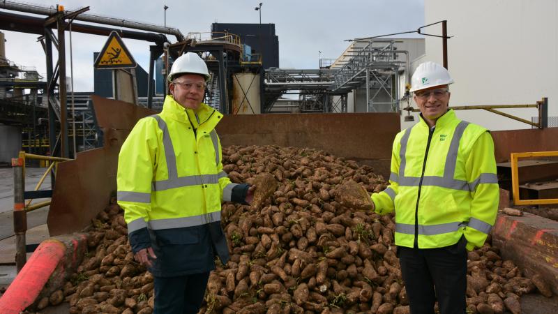 « Nous nous efforçons de préserver le revenu des cultivateurs. L’agriculture doit rester  rentable car c’est aussi ce qui nous permet de pérenniser l’approvisionnement  de notre outil de production », insistent Benoît Dion et Eric Bosly (à droite).