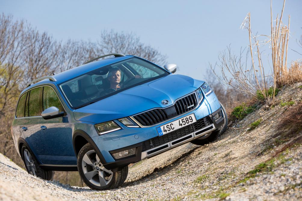 Les moteurs les plus puissants de la Skoda Octavia Scout sont assortis de la boîte automatique DSG-6.