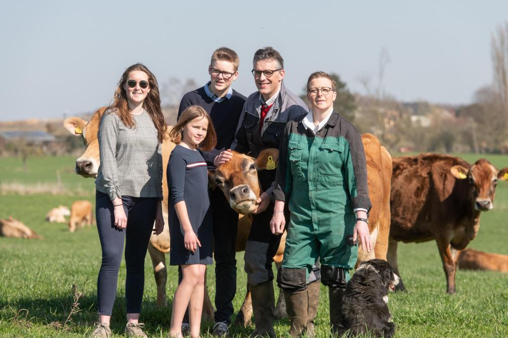 Entourés de leurs enfants, Delphine et Bernard Bartholomé élèvent une quarantaine de vaches jersiaises.  Une race qui leur donne entière satisfaction.