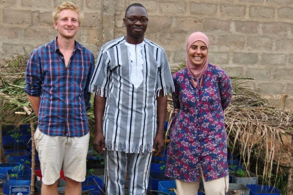 Fatme et Ludovic accompagnés de leur maitre de stage C. Tozo, docteur et professeur de l’Université d’Abomey-Calavi (Juin 2019, Bénin, L. VERMEULEN)