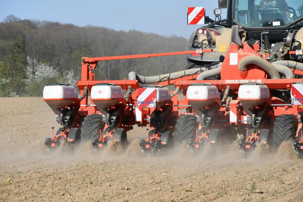 Le réchauffement rapide des terres a permis de commencer les semis vers le 10 avril et de les poursuivre jusqu’à la fin de ce mois dans de bonnes conditions. Ci-dessus, un semis de maïs grain, le 11 avril dernier, à en Brabant wallon.