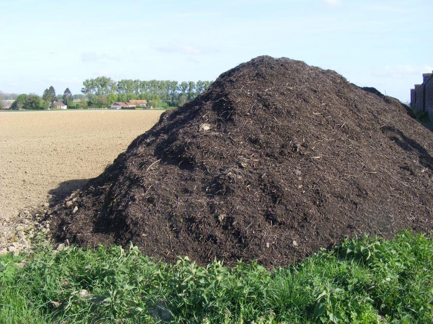 Les composts et fumier sont homogénéisés par les différentes retournes auxquelles nous procédons avant l'épandage.