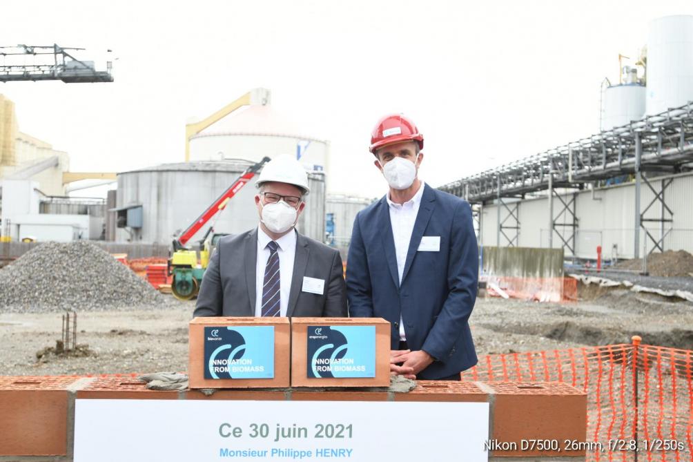 Le ministre du Climat et de l’Energie, Philippe Henry, et le CEO de Biowanze, Pierre Etienne, après la pose symbolique de la première pierre de la chaudière biomasse.