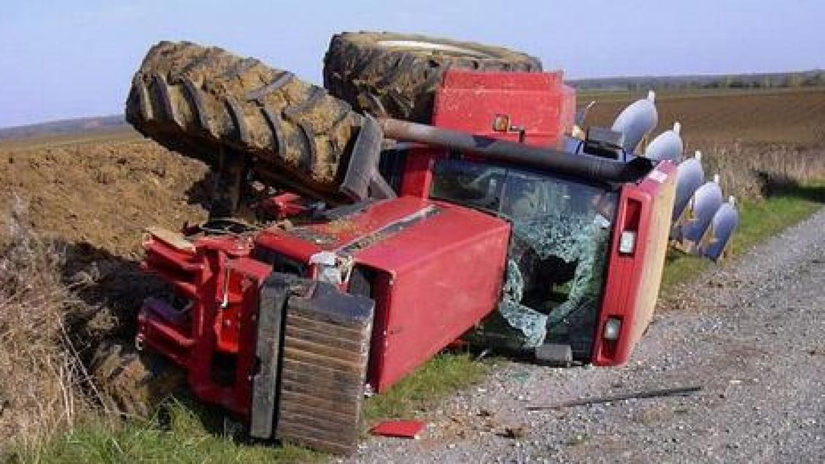 Les retournements de tracteurs demeurent heureusement rares… mais peuvent causer de graves blessures, voire entraîner la mort du chauffeur. (© LaTerre.ca)