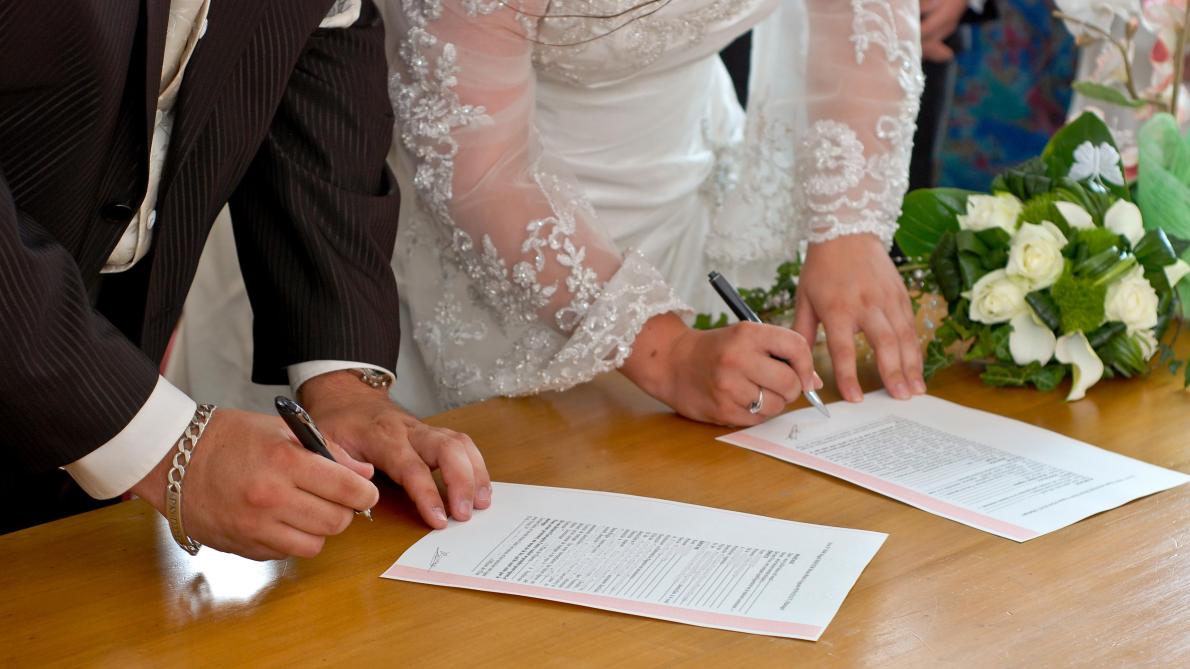Conclure un contrat de mariage est une possibilité, pas une obligation. Si les époux n’ont pas conclu un contrat de mariage le régime légal est automatiquement d’application.