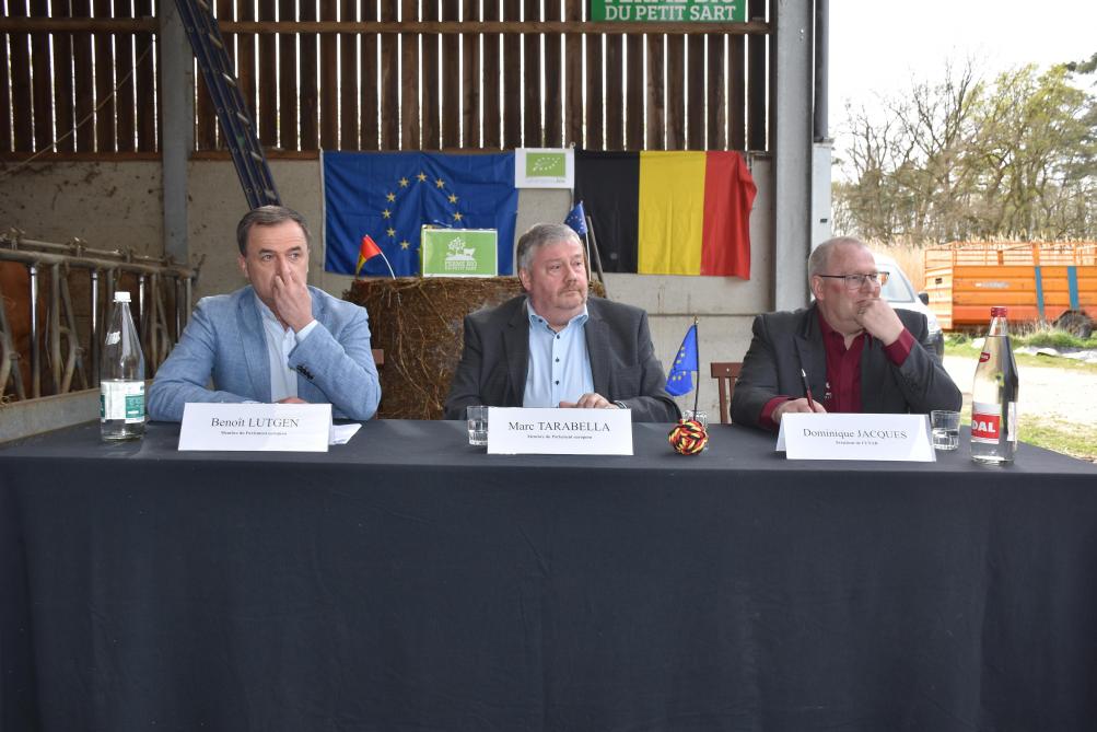 Benoît Lutgen (à gauche), Marc Tarabella (au centre) et Dominique Jacques, président de l’Unab (Union Nationale des Agrobiologistes Belges), se sont penchés sur la possible révision  à la baisse des objectifs du Pacte Vert.