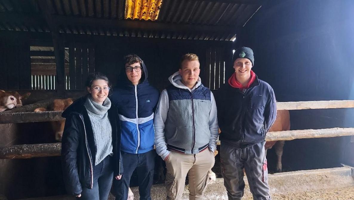 Des élèves de 7e complément en élevage et gestion de troupeaux se sont rendus en Bretagne à la découverte d’exploitations agricoles locales.
