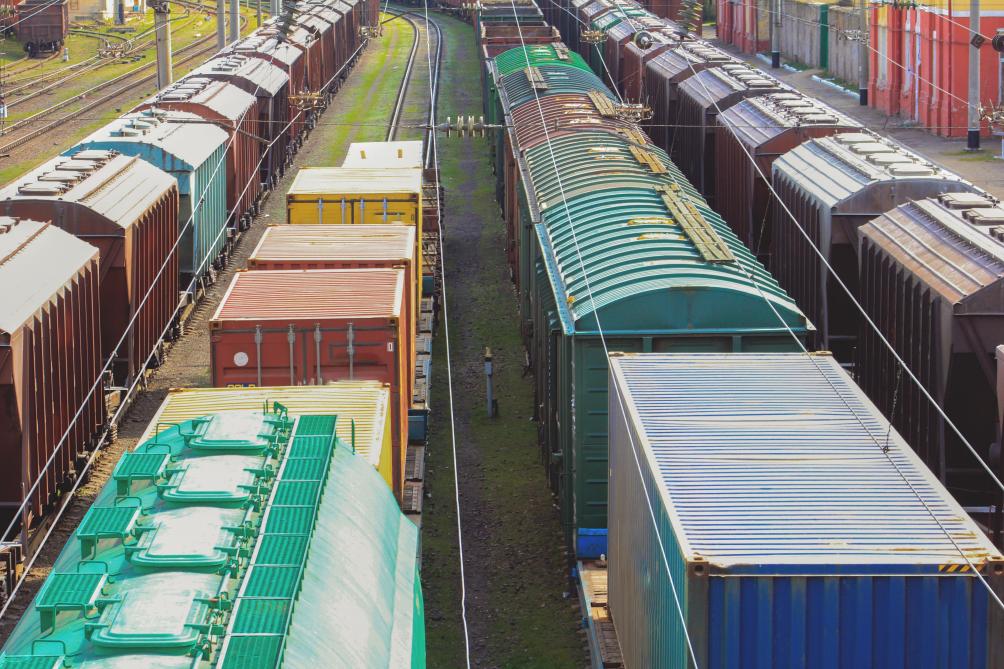 La commission appelle à une coopération des opérateurs nationaux européens, qui pourraient prêter des locomotives, des wagons  et des conteneurs aux États membres de la ligne de front et à l’Ukraine afin d’améliorer la capacité de fret ferroviaire.