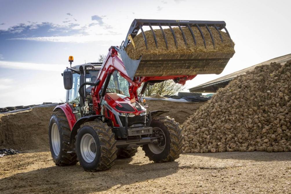 Les MF 5S sont disponibles avec un chargeur monté d’usine, ce qui en fait un allié des polyculteurs-éleveurs.