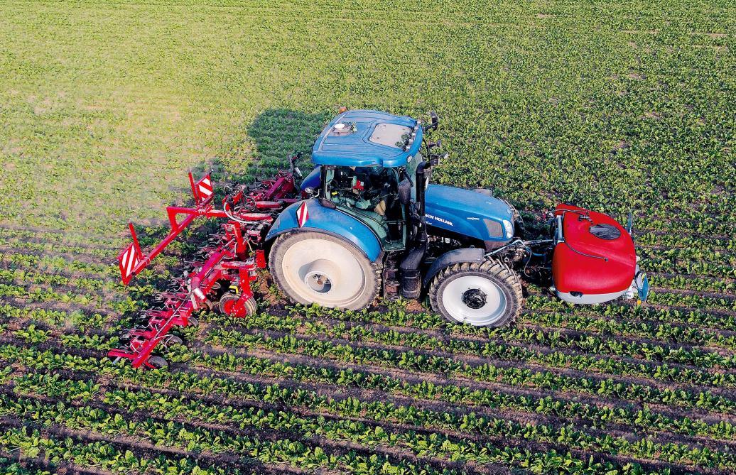 La cuve frontale SprayHub permet de combiner le désherbage  mécanique entre  les rangs à la pulvérisation sur  le rang en un seul passage.