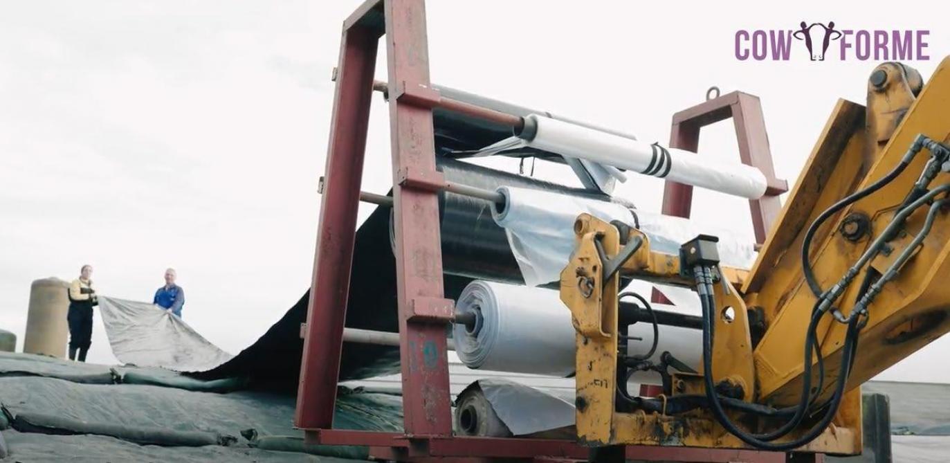 L’éleveur laitier flamand Gino Nollet a conçu, avec son stagiaire, ce trépied avec six rouleaux de plastique. Ils peuvent ainsi couvrir les silos de manière fluide et ergonomique et avoir une bonne vue d'ensemble du stock restant.