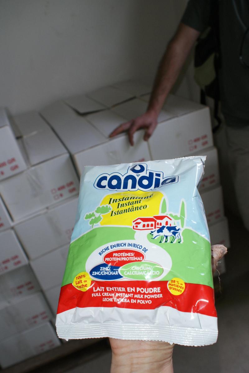 Plutôt qu’opposer poudre de lait importée et lait produit localement, les ONG invitent les laiteries européennes implantées en Afrique à incorporer davantage de lait local dans leurs productions.