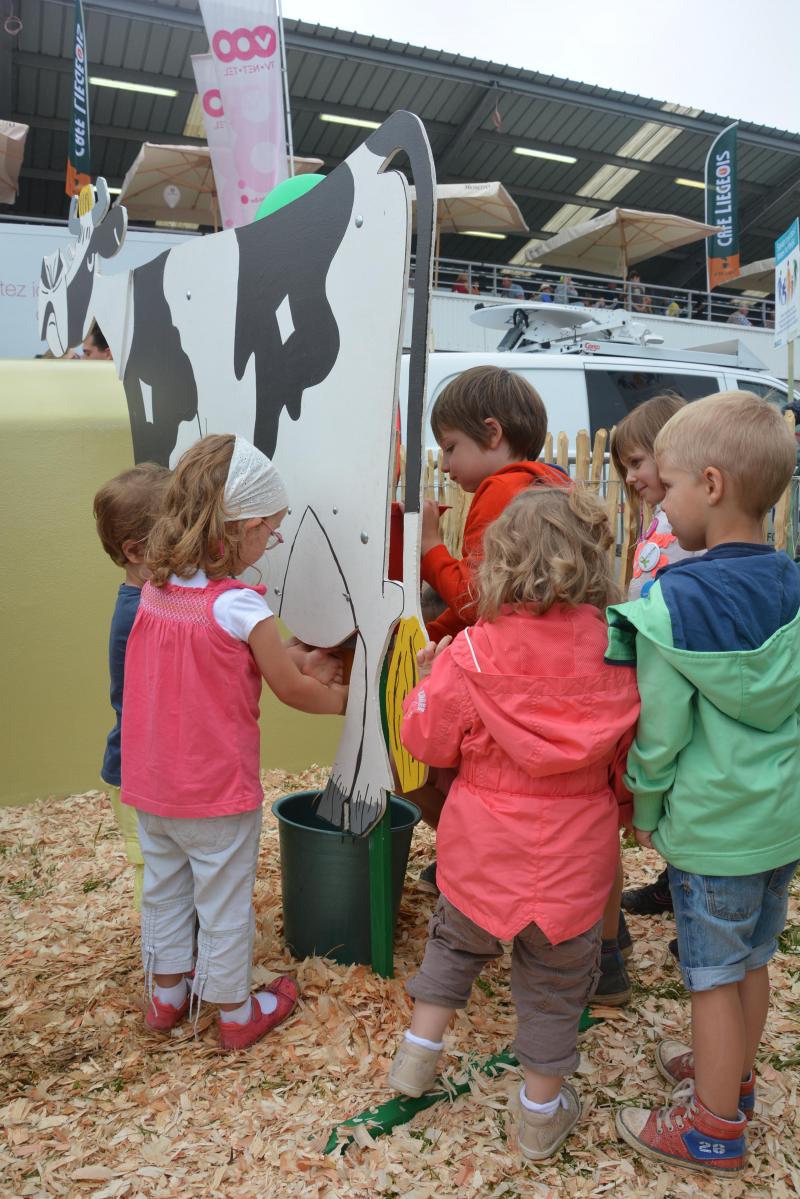 A la «ferme enchantée, les plus petits pourront s’initier à l’art de la traite sous un mode ludique et didactique.