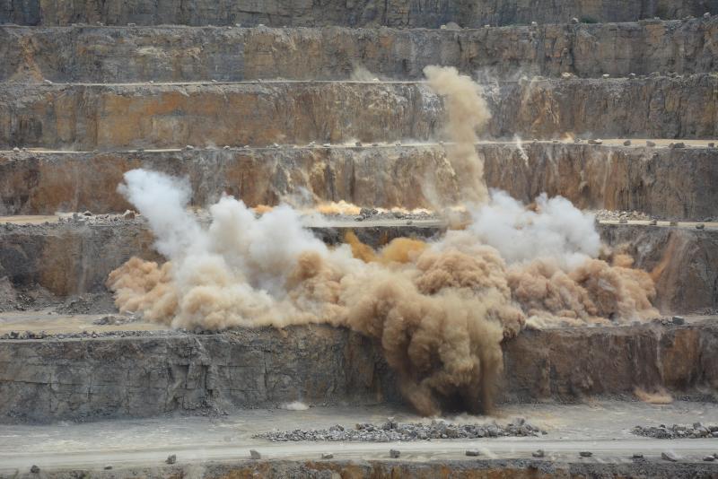 Afin d’arracher ce bloc de 23.000
t de dolomie de la paroi rocheuse, une charge explosive de 4,5
t a été nécessaire.
Ci-dessus
: l’explosion
; ci-dessous
: la roche extraite.