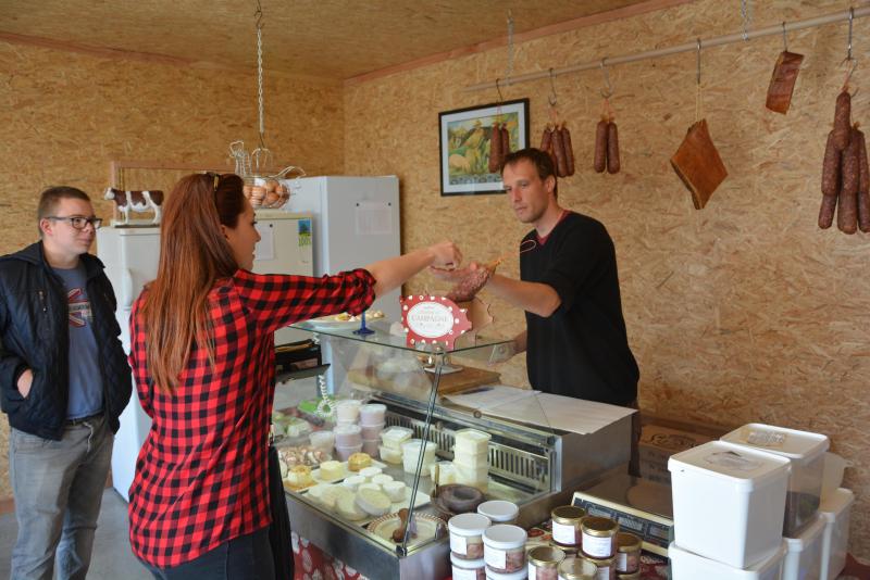 Dans le point de vente à la ferme inauguré le 1 er  avril, la clientèle retrouve toute la diversité des produits laitiers faits maison et quelques denrées provenant d'autres producteurs locaux: lait entier et écrémé, crème, beurre doux et salé, fromages frais et à pâte molle, yaourts, œufs, charcuterie, légumes de saison, pain au levain...