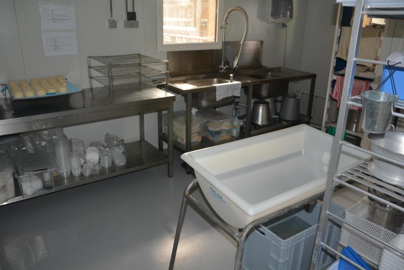La fromagerie a été aménagée à moindre frais avec un matériel simple mais parfaitement réglementaire, avant de possibles investissements futurs.