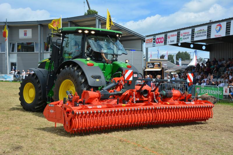 Grâce au terminal placé en cabine, l’utilisateur contrôle en permanence les paramètres des boîtiers de transmission de la herse HR 6040 R de Kuhn.