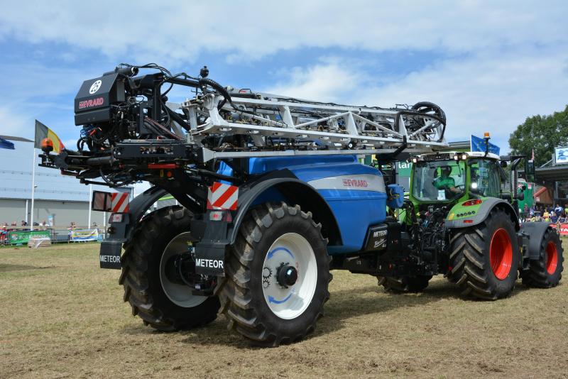 Sur les pulvérisateurs Meteor de Hardi-Evrard, le 6x6 permet d’augmenter la traction et réduire le patinage.