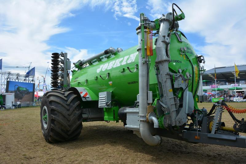 Le Cobra 2 bénéficie d’un essieu extensible équipé de pneus extra-large de 1.250
mm.