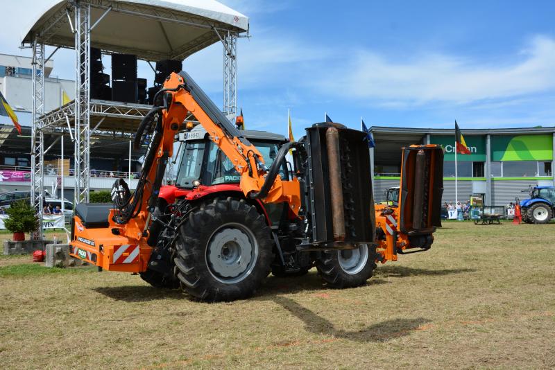 La faucheuse débroussailleuse télescopique Kuhn Pro-Longer GII E-TP  vise la facilité d’utilisation : une seule commande permet de piloter  le 1 er bras, le 2 e bras, le télescopique et l’outil de coupe.