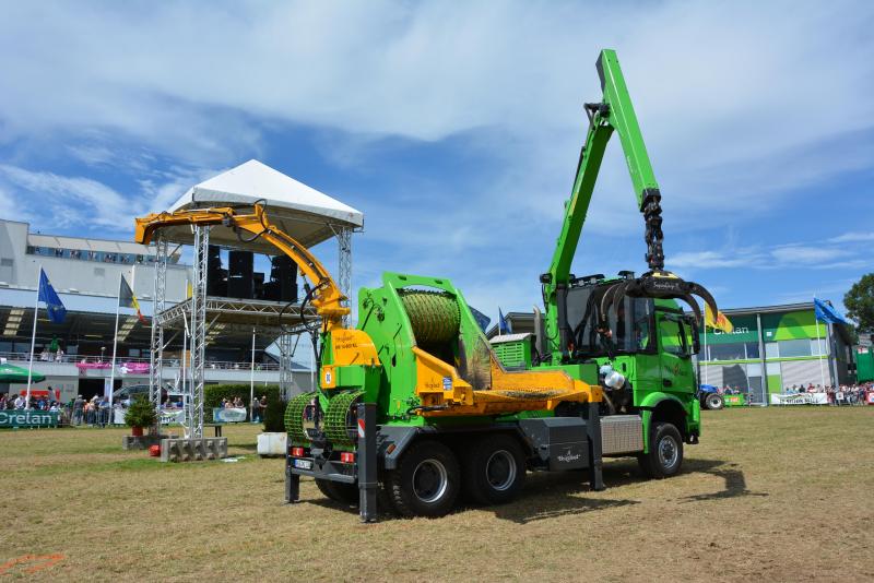 En fonction du type de bois, le camion broyeur Heizohack HM 14-860 KL  a un rendement de chantier estimé de 150 m³/h.