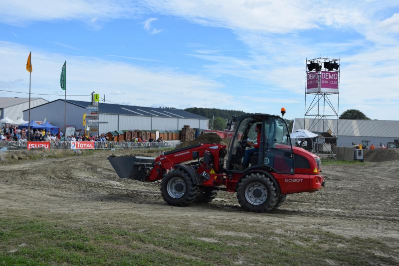 D’un poids de 7.200
kg, le Weidemann 5080 T affiche une capacité de basculement de 4.232
kg.