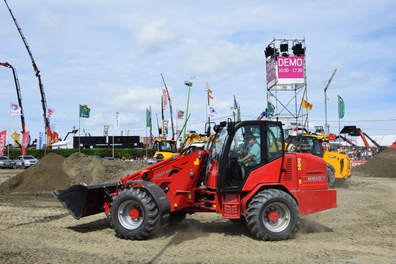 Grâce à son moteur Deutz 4
cylindres, le Schäffer 8610 T développe une puissance de 102
ch.